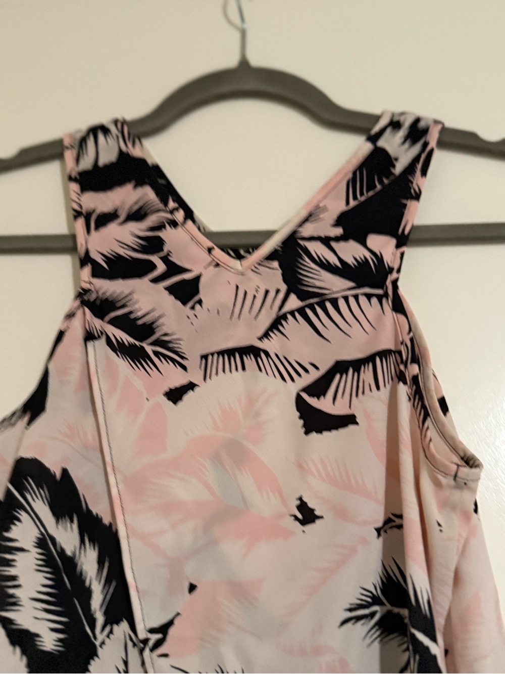 Chic sleeveless V-neck top. Cool cuts. Elegant. - Picture 6 of 9